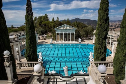 La piscina, rodeada de columnas de inspiración greco-romanas.