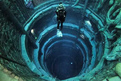 La piscina tiene 60 metros de profundidad