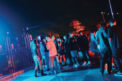 La pista de baile, donde los adolescentes se divirtieron apenas se fue el sol.