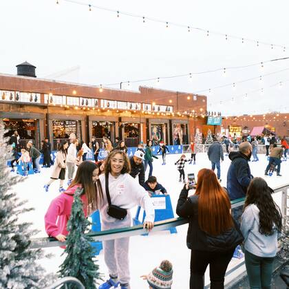 La pista de hielo de Camp North End en Charlotte estará abierta hasta el 5 de enero y ofrece diversión para toda la familia a precios accesibles