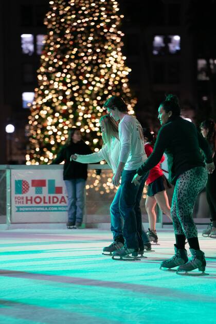 La pista de hielo de Los Ángeles estará abierta hasta 2026 (FB HolidayIceRinkDTLA)