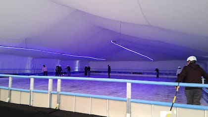 La pista de patinaje es apta para 100 personas por turno