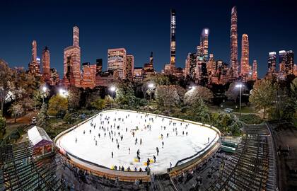 La pista de Wollman Rink en Central Park ofrece una programación que incluye eventos especiales, noches temáticas y actuaciones en vivo.
