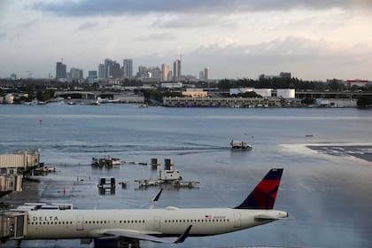 La pista del Aeropuerto Internacional de Fort Lauderdale inundada, en 2023