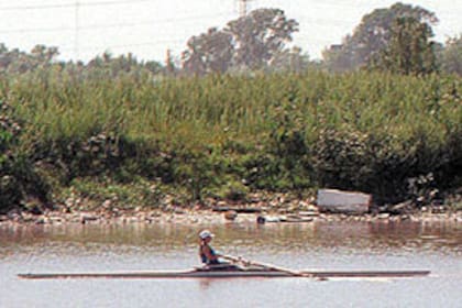 La maloliente Pista Nacional de Remo, afectada por la contaminación de la cuenca del río Reconquista