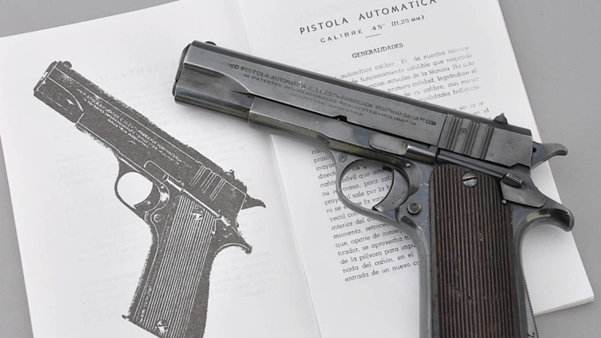 La pistola Ballester Molina Cal.45 junto a un libro que habla de sus características