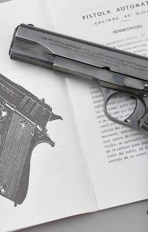 La pistola Ballester Molina Cal.45 junto a un libro que habla de sus características