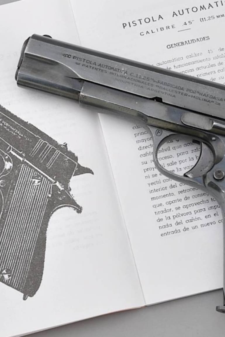 La pistola Ballester Molina Cal.45 junto a un libro que habla de sus características