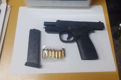 La pistola Bersa .380 incautada a Juanchi Suplina, jefe de la barra brava de Dock Sud