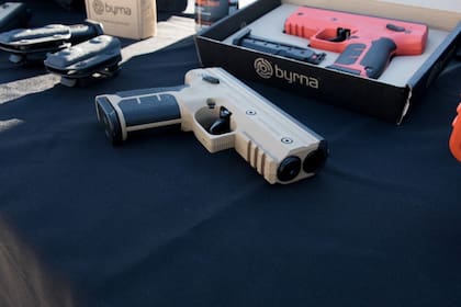 La pistola Byrna tiene un cargador para cinco proyectiles calibre .68