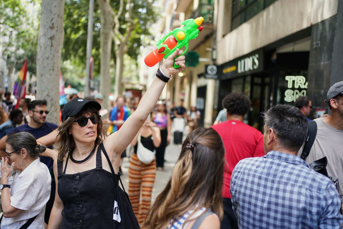 La pistola de agua: un llamativo símbolo de protesta en Barcelona