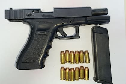La pistola Glock calibre .40 que Callejero Fino llevaba en una camioneta