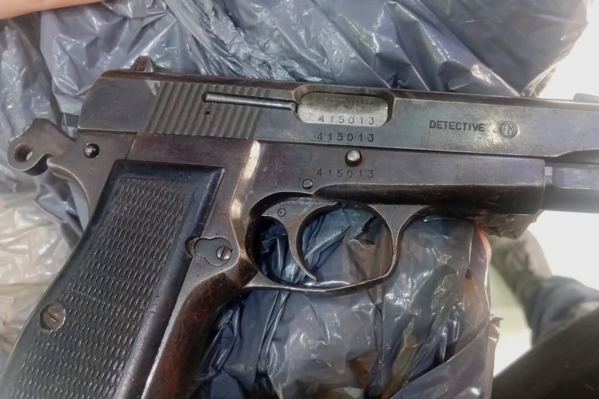 La pistola secuestrada a uno de los ladrones detenidos tras el asalto a una joyería de Laferrere, La Matanza