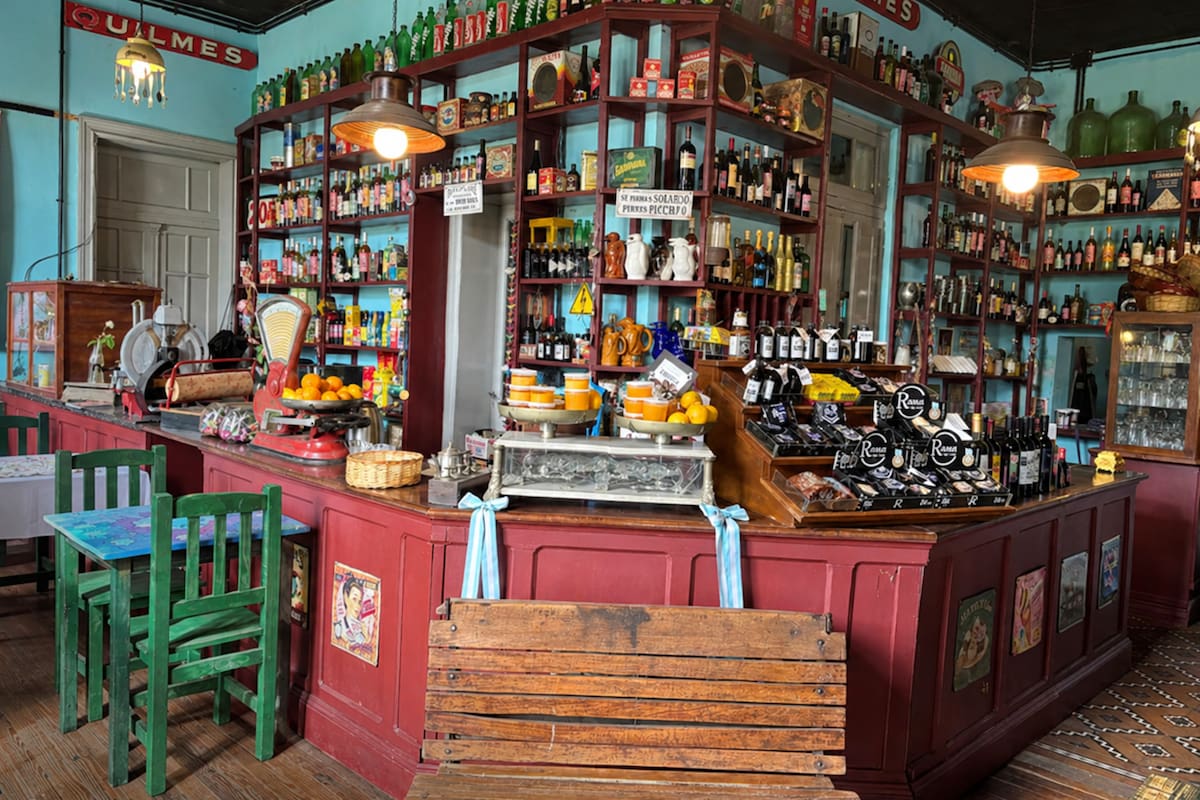 La Pituca de Biaus combina historia y una propuesta gastronómica que recupera la esencia del antiguo almacén de ramos generales del pueblo, cerrado por décadas