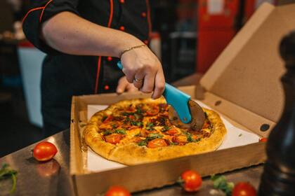 La pizza con carne serpiente desmenuzada, setas negras y jamón seco chino ya está disponible en Hong Kong (Imagen ilustrativa Pexels)