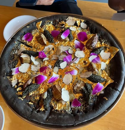 La pizza con oro del restaurante neoyorkino Industry Kitchen tarde 48 horas en prepararse