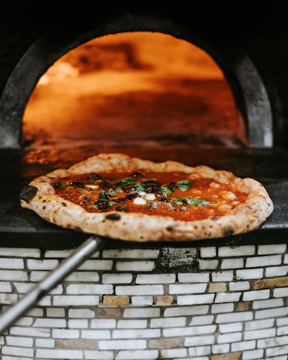La pizza es uno de los platos ideales para degustar con amigos, enterate qué versiones podés hacer para sorprenderlos