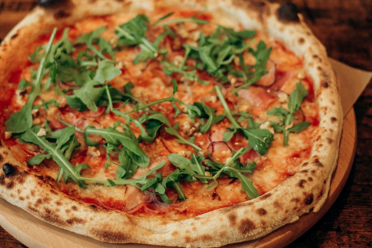 La pizza frita es una opción sencilla para compartir en familia sin utilizar el horno (imagen ilustrativa)