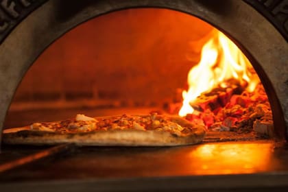 La pizza media masa es el aporte argentino a esta receta universal