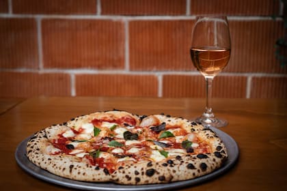 La pizza napolitana se hornea por menos tiempo a una temperatura más alta