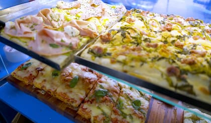 La pizza rectangular, de larga fermentación, base crocante e interior aireado, es la única romana certificada en la ciudad