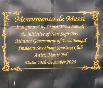 La placa colocada en la escultura