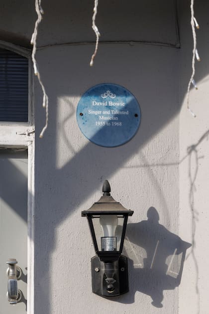 La placa colocada por los anteriores propietarios no es del todo precisa. Bowie se mudó al piso de Ken Pitt, su entonces representante, en el centro de Londres, en 1967, aunque su familia siguió viviendo en la casa