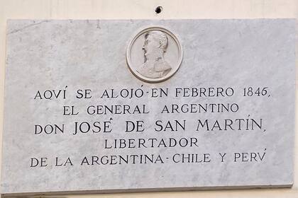 La placa conmemorativa en la fachada del hotel de la Minerva, en el centro histórico de Roma, disparó la investigación