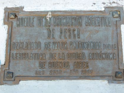 La placa de bronce que da cuenta de que el muelle fue declarado de valor patrimonial por la Legislatura porteña en 2007.
