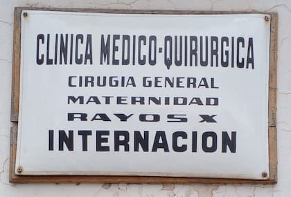 La placa de la clínica que fundaron los hermanos René y Juan José Favaloro en Jacinto Arauz está intacta al día de hoy