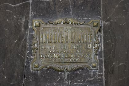 La placa de la obra de Toledo Guma fue donada por el personal de la Línea E de subtes en 1983; se ven grietas en la base