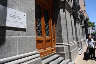 Rebautizan la Antigua Biblioteca Nacional de la calle México y Karina Milei figura en la placa de la fachada del edificio