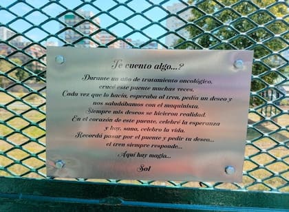 La placa de metal que Sol puso en agradecimeinto sobr eel puente Zabala