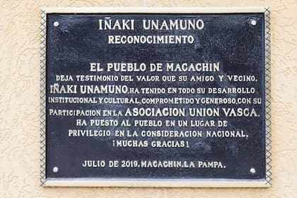 La placa en el busto de Iñaki.
