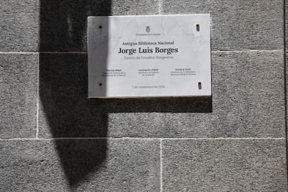 La placa en la fachada del edificio se inauguró el viernes, un día antes de la Noche de los Museos