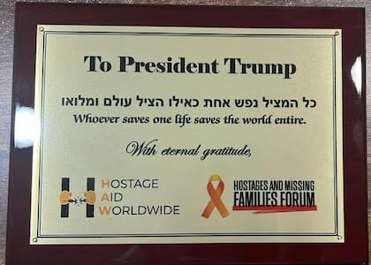 La placa entregada por los exrehenes a Trump