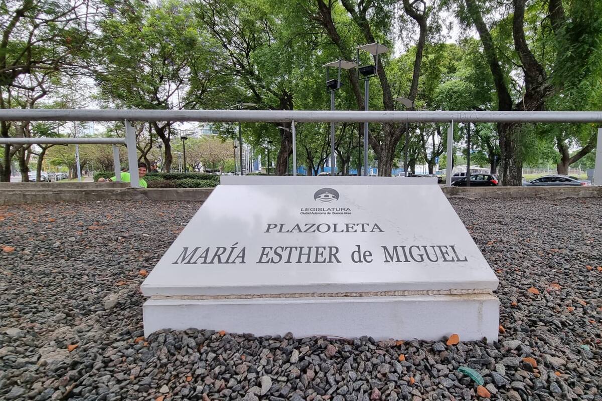 La placa está ubicada en una plazoleta de Puerto Madero, en el boulevard Macacha Güemes y Juana Manso