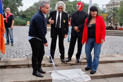 La placa homenaje a Martín Karadagian