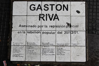 La placa por Riva, en Tacuarí y Avenida de Mayo, donde fue asesinado