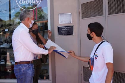 La placa que fue descubierta esta mañana debajo de la primera que se colocó en memoria de Fernando Báez Sosa que fue asesnado el año pasado