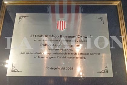 La placa que le dedicó Barracas Central, el club de Tapia, a Toviggino