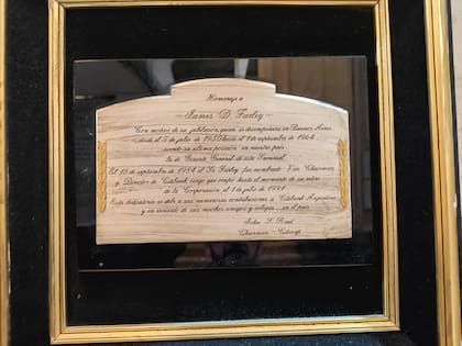 La placa que recuerda a su padre persiste aún hoy en la filial local del Citibank. Fue por el trabajo de él que la infancia de Jim tiene los recuerdos intactos de sus días en San Isidro. "Mi padre hablaba de Buenos Aires como el Jardín del Edén", sostiene.