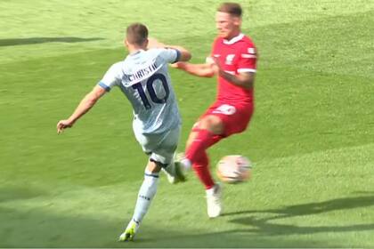 La plancha de Alexis Mac Allister ante el escocés Ryan Christie, que terminó con la expulsión del jugador de Liverpool