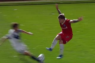 La violenta patada de un jugador de Argentinos que casi saca de la cancha a un símbolo de Vélez: roja directa