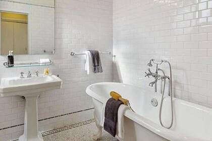 La planta alta, en tanto, tiene tres dormitorios, aunque uno parece ser utilizado como salón y forma parte de una suite de dos habitaciones que incluye un baño con bañera y ducha. Además, el tercer dormitorio tiene un baño contiguo igualmente equipado