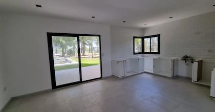 La planta baja cuenta con una sala de estar, un baño pequeño y una cocina comedor.