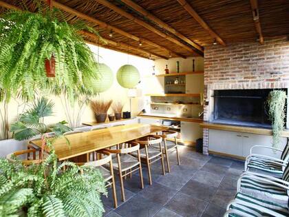 La planta baja de un departamento ubicado en Libertador al 2600, en Palermo Chico: tiene espacio con parrilla