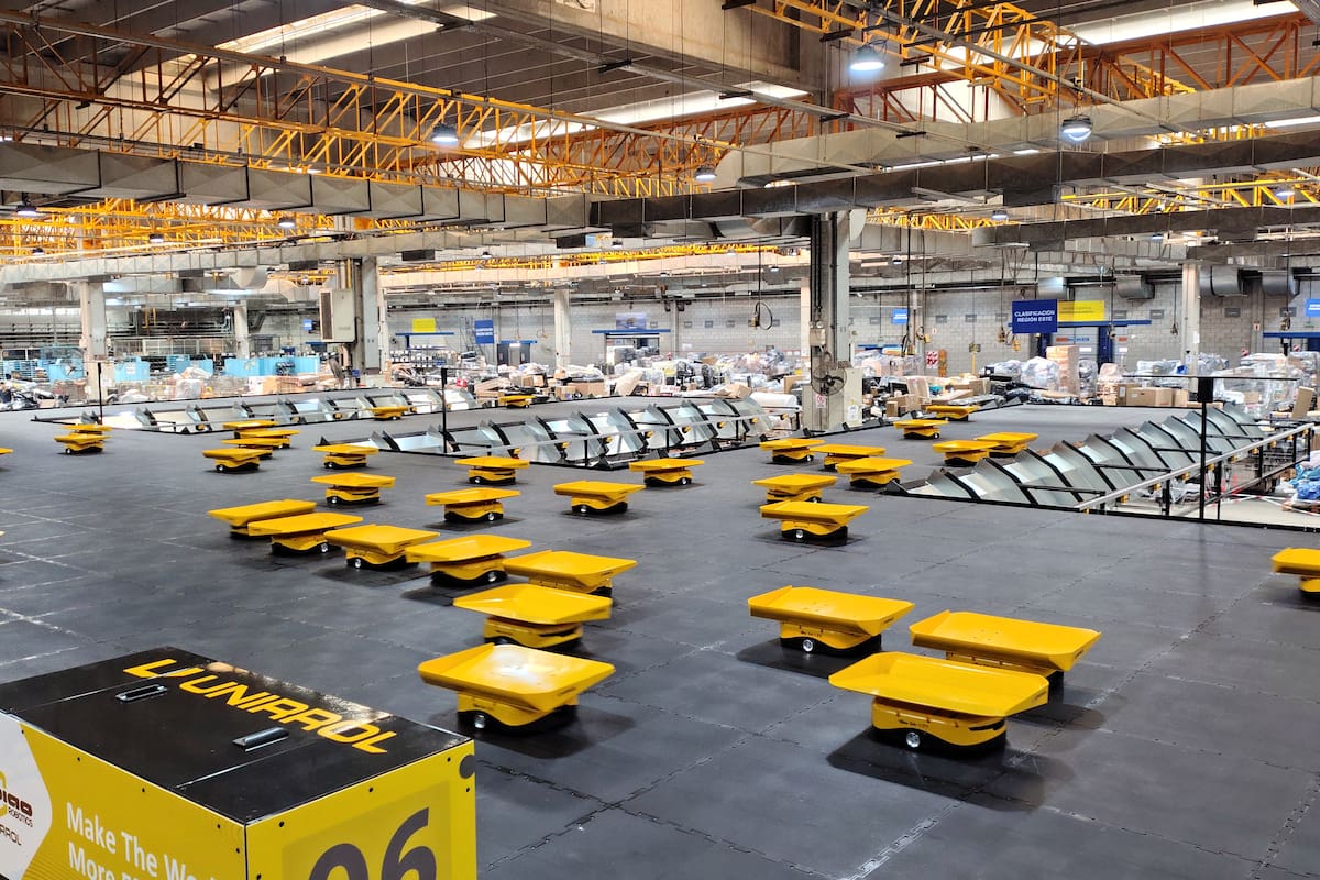 La planta clasificadora de paquetes del Correo Argentino en Monte Grande, que usa 240 robots, es la primera en su tipo de América Latina