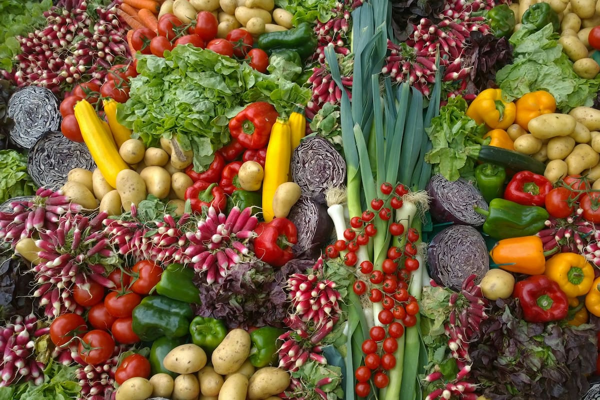 La planta de hojas verdes que hay que sumar a la dieta a partir de los 40 años