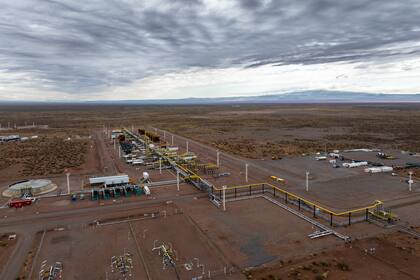 La planta está operando actualmente a alrededor del 50% de su capacidad, produciendo 8.000 barriles y 1,2 millones de metros cúbicos de gas al día.